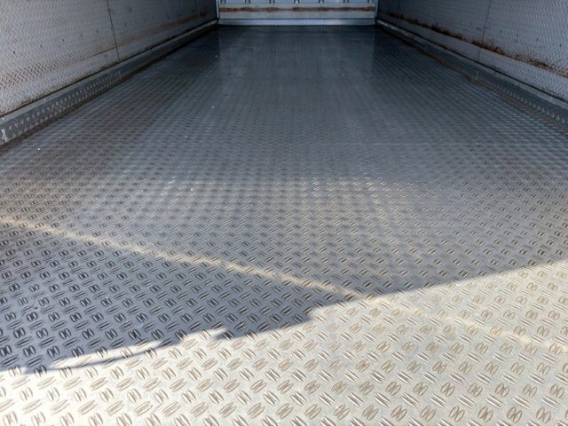 いすゞフォワード冷凍車（冷蔵車）増トン（6t・8t）[写真08]