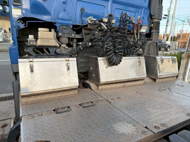 日野プロフィアトレーラーヘッド（トラクターヘッド）大型（10t）[写真12]