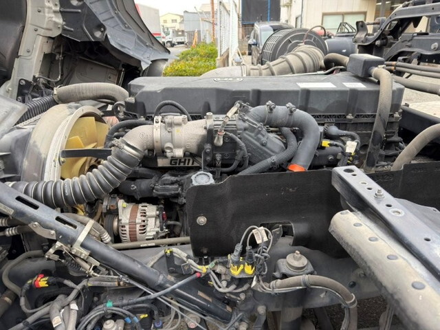 UDトラックスクオントレーラーヘッド（トラクターヘッド）大型（10t）[写真11]