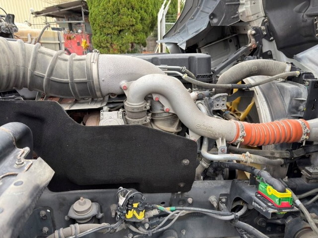 UDトラックスクオントレーラーヘッド（トラクターヘッド）大型（10t）[写真12]