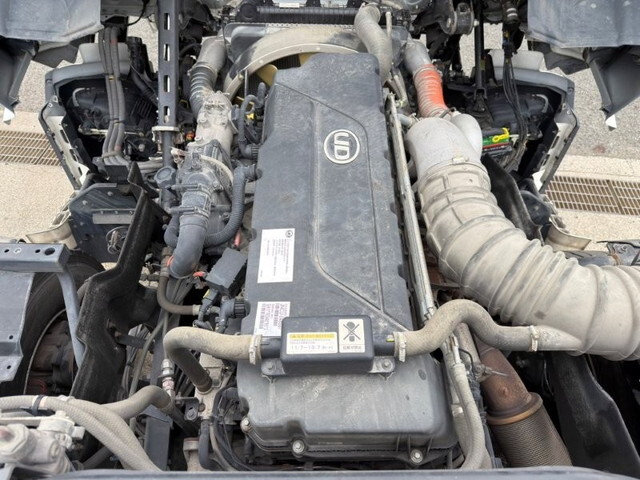 UDトラックスクオントレーラーヘッド（トラクターヘッド）大型（10t）[写真13]