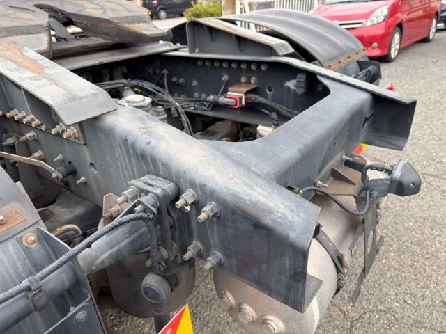 UDトラックスクオントレーラーヘッド（トラクターヘッド）大型（10t）[写真07]