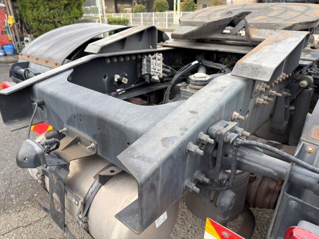 UDトラックスクオントレーラーヘッド（トラクターヘッド）大型（10t）[写真08]