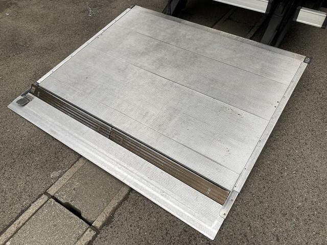 三菱ふそうキャンターパネルバン小型（2t・3t）[写真05]