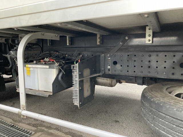 三菱ふそうキャンターパネルバン小型（2t・3t）[写真09]