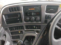 UDトラックスクオンセルフクレーン4段大型（10t）[写真33]