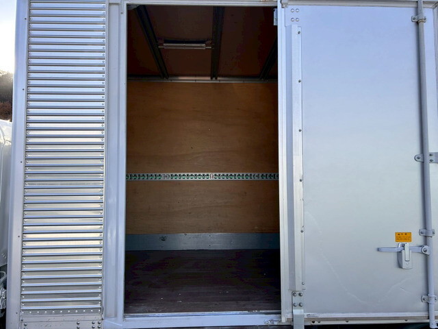 三菱ふそうキャンターアルミバン小型（2t・3t）[写真10]