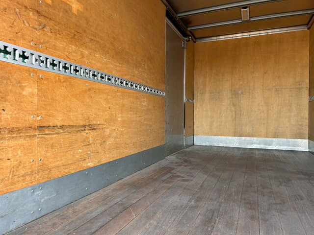 三菱ふそうキャンターアルミバン小型（2t・3t）[写真13]