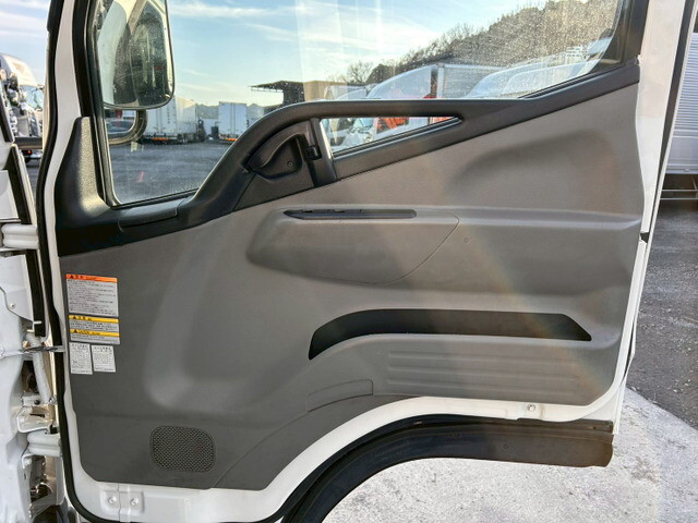 三菱ふそうキャンターアルミバン小型（2t・3t）[写真18]