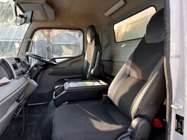 三菱ふそうキャンターアルミバン小型（2t・3t）[写真05]