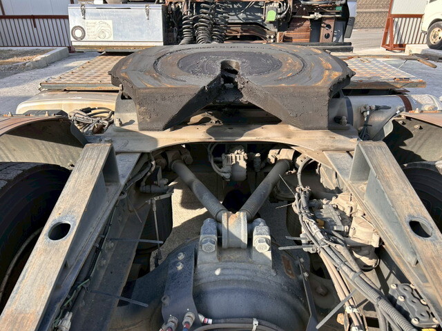 UDトラックスクオントレーラーヘッド（トラクターヘッド）大型（10t）[写真12]