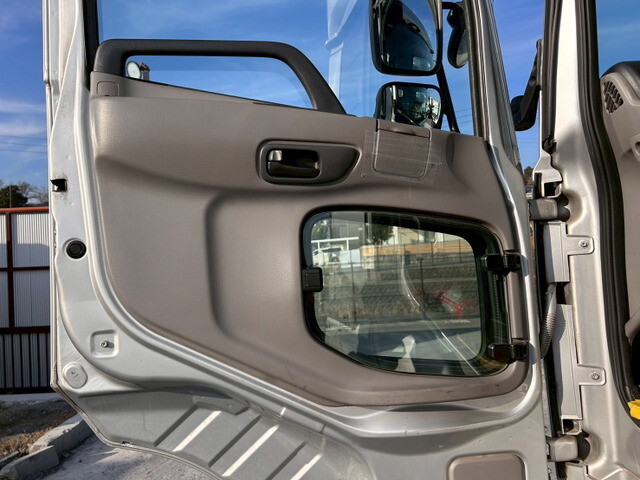 UDトラックスクオントレーラーヘッド（トラクターヘッド）大型（10t）[写真14]