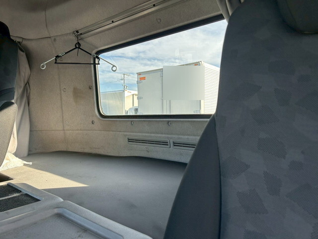 UDトラックスクオントレーラーヘッド（トラクターヘッド）大型（10t）[写真17]