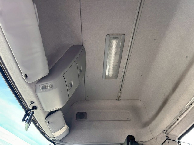 UDトラックスクオントレーラーヘッド（トラクターヘッド）大型（10t）[写真18]