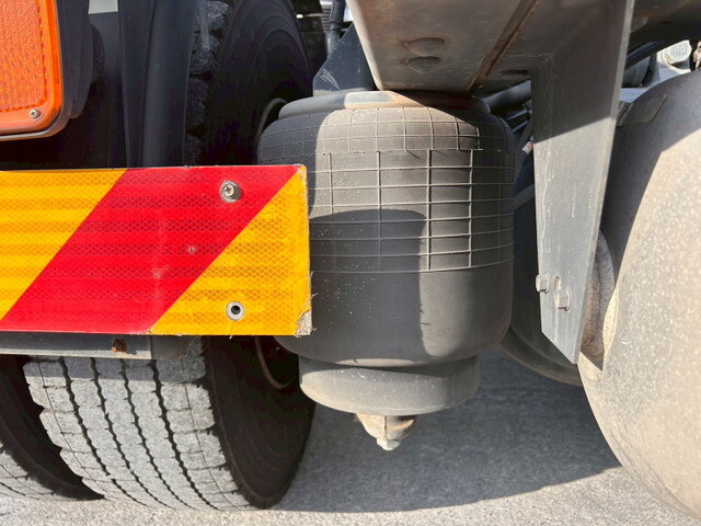 UDトラックスクオントレーラーヘッド（トラクターヘッド）大型（10t）[写真37]