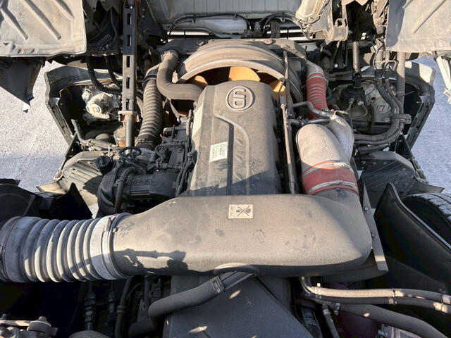 UDトラックスクオントレーラーヘッド（トラクターヘッド）大型（10t）[写真06]