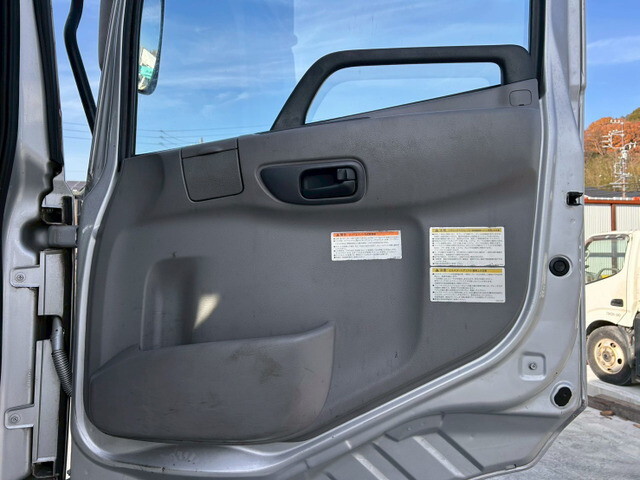 UDトラックスクオントレーラーヘッド（トラクターヘッド）大型（10t）[写真08]