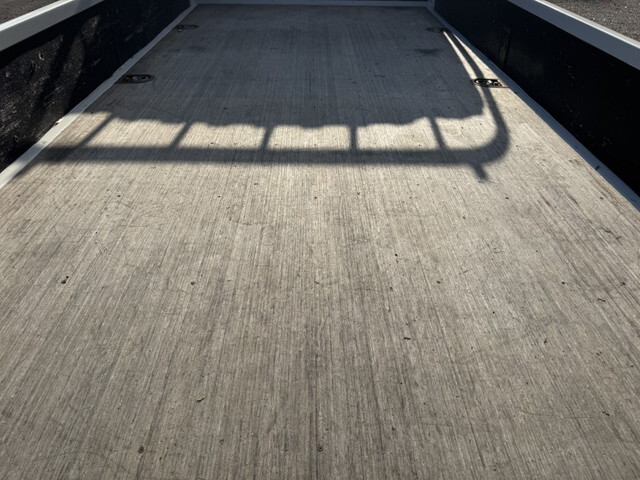 いすゞエルフ平ボディ小型（2t・3t）[写真11]