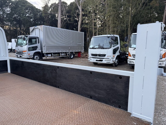 三菱ふそうキャンター平ボディ小型（2t・3t）[写真12]