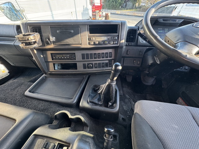 日野プロフィア平ボディ大型（10t）[写真12]