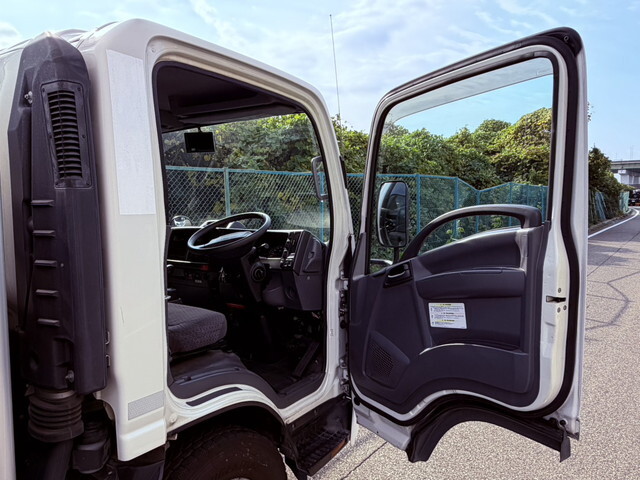 いすゞエルフパネルバン小型（2t・3t）[写真30]