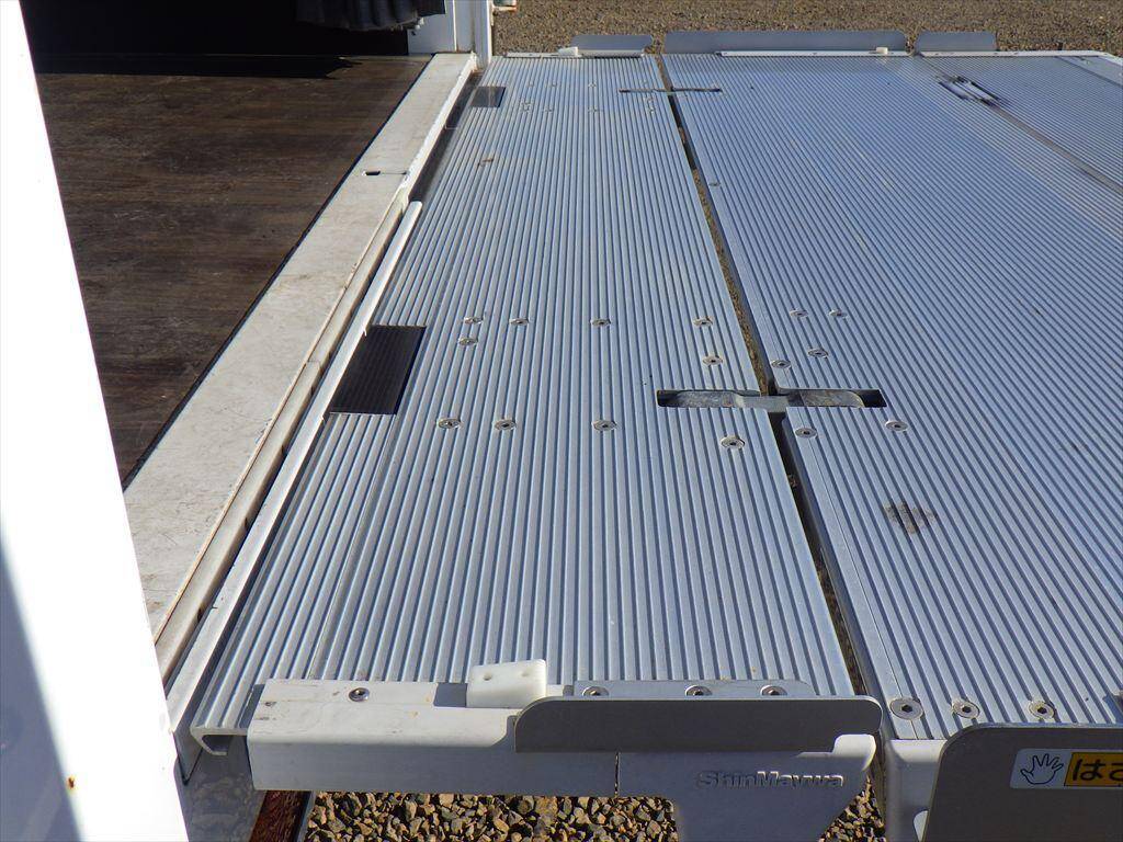 三菱ふそうキャンターアルミバン小型（2t・3t）[写真15]