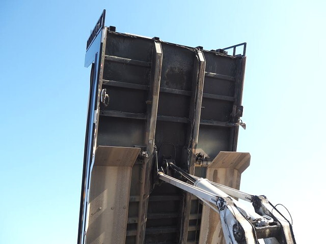 いすゞギガダンプ大型（10t）[写真12]