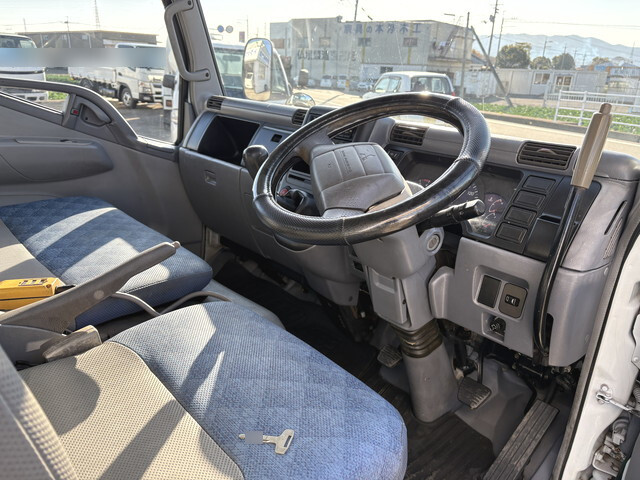三菱ふそうキャンターコンテナ専用車小型（2t・3t）[写真06]