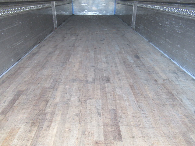 いすゞギガアルミウイング大型（10t）[写真13]