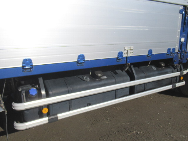 いすゞギガアルミウイング大型（10t）[写真24]