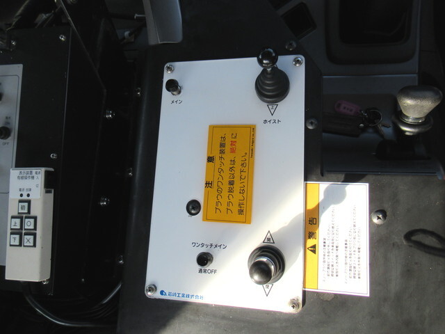 UDトラックスクオン道路作業車大型（10t）[写真35]