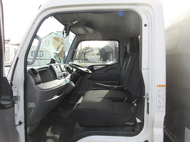 三菱ふそうキャンターアルミバン小型（2t・3t）[写真17]