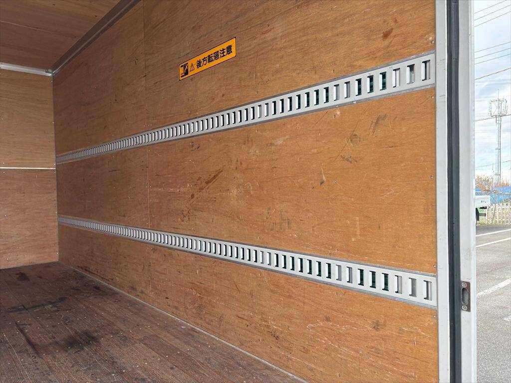 三菱ふそうキャンターアルミバン小型（2t・3t）[写真10]