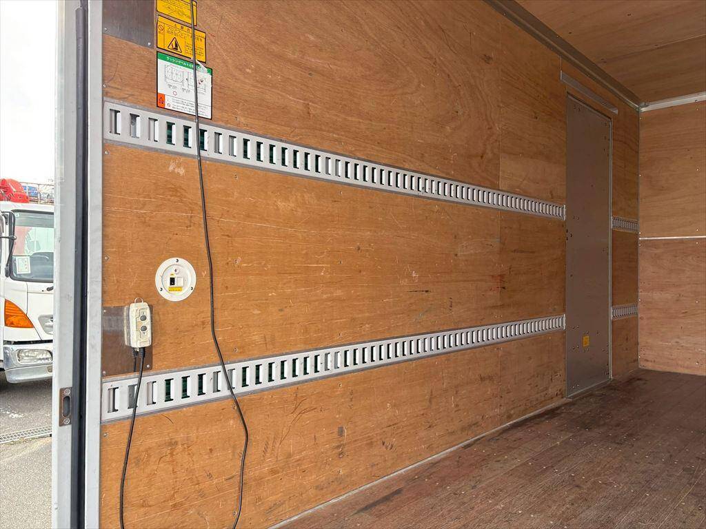 三菱ふそうキャンターアルミバン小型（2t・3t）[写真09]