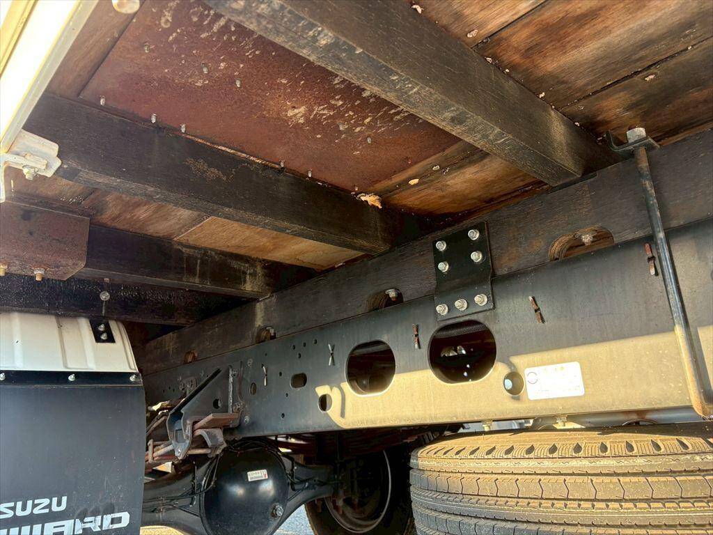 いすゞフォワード平ボディ中型（4t）[写真15]