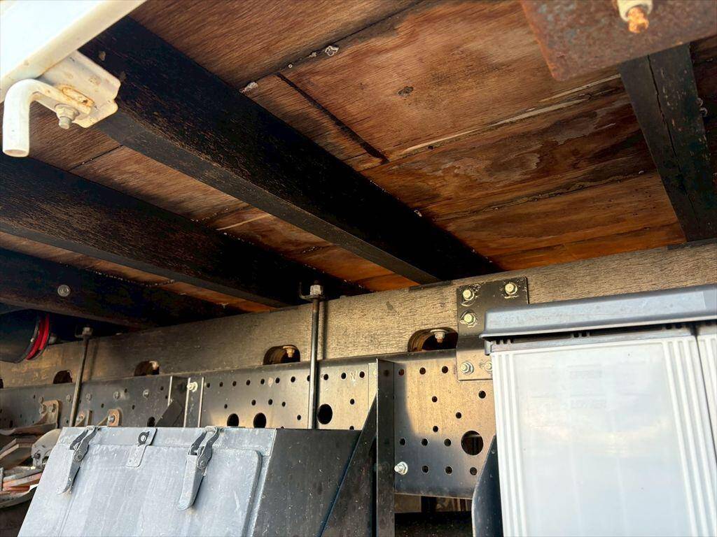 いすゞフォワード平ボディ中型（4t）[写真16]