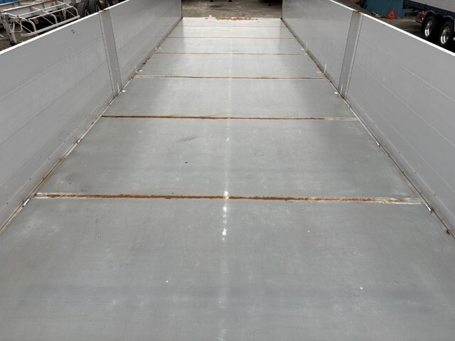 日野プロフィア平ボディ大型（10t）[写真10]