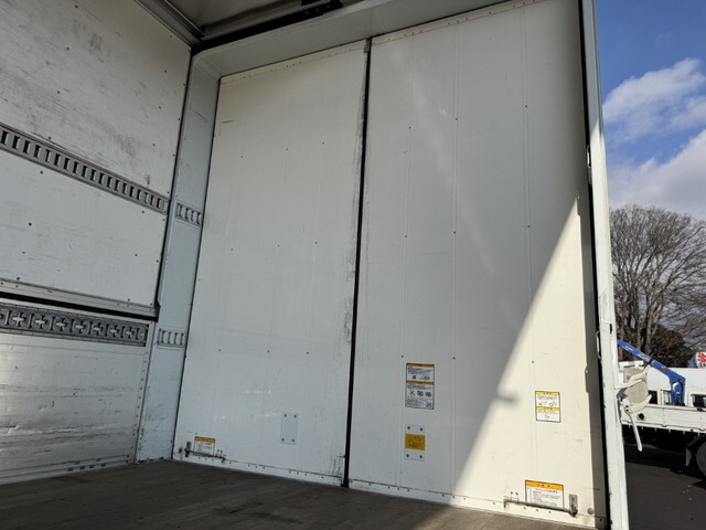 UDトラックスクオンパネルウイング大型（10t）[写真16]