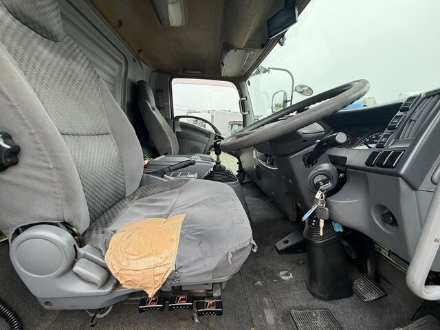 いすゞフォワード冷凍車（冷蔵車）中型（4t）[写真30]