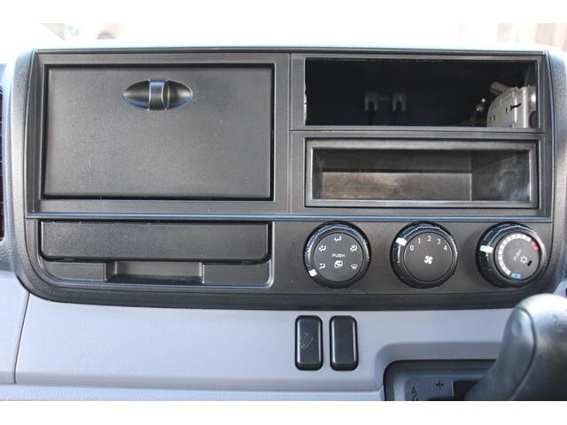 三菱ふそうキャンター平ボディ小型（2t・3t）[写真32]