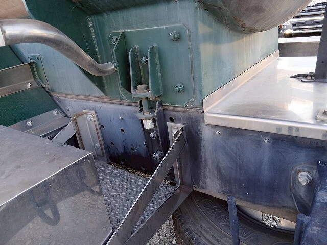 UDトラックスクオンタンク車（タンクローリー）大型（10t）[写真27]