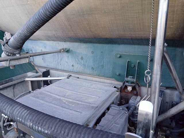 UDトラックスクオンタンク車（タンクローリー）大型（10t）[写真30]