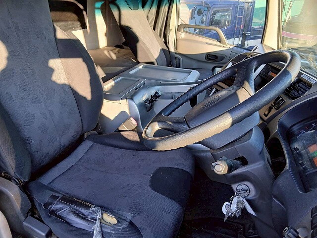 UDトラックスクオンタンク車（タンクローリー）大型（10t）[写真39]