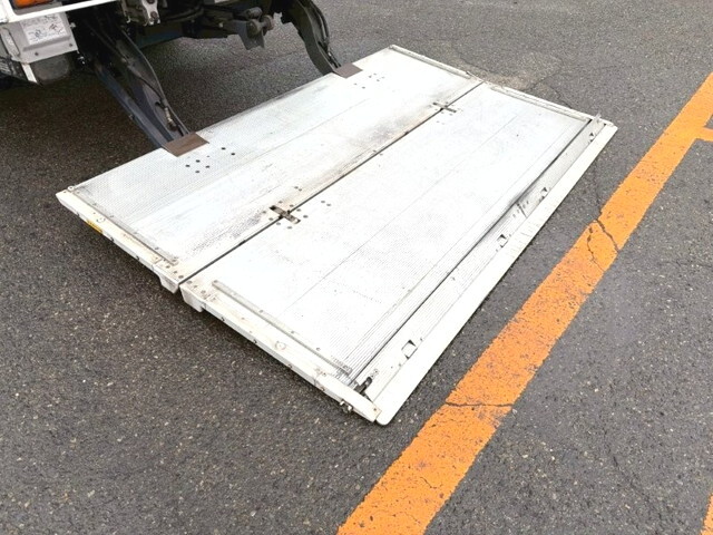 三菱ふそうファイターアルミバン中型（4t）[写真06]