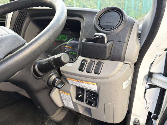 三菱ふそうキャンター平ボディ小型（2t・3t）[写真13]