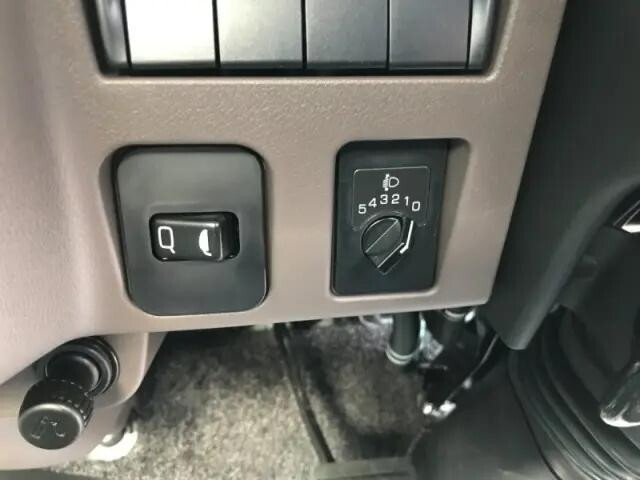 三菱ふそうキャンター平ボディ小型（2t・3t）[写真14]