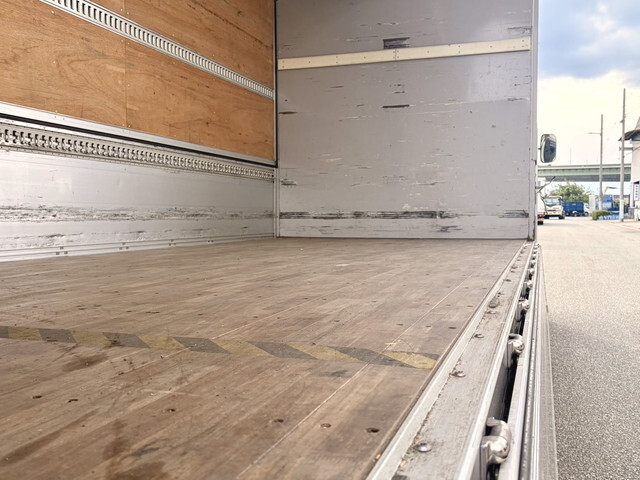 いすゞフォワードアルミウイング中型（4t）[写真10]