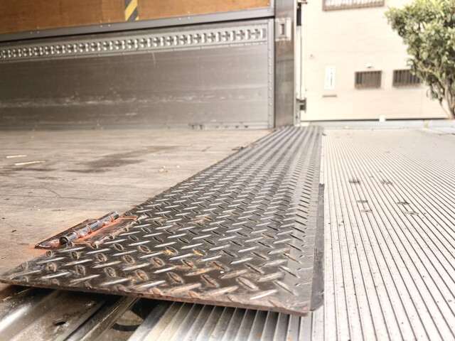 いすゞフォワードアルミウイング中型（4t）[写真25]