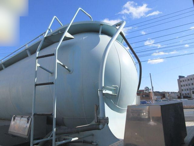 いすゞギガバルク車（粉粒体運搬車）大型（10t）[写真11]