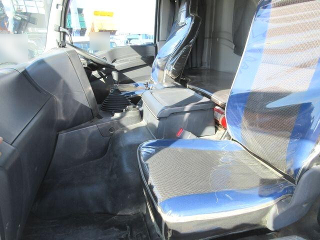 いすゞギガバルク車（粉粒体運搬車）大型（10t）[写真32]